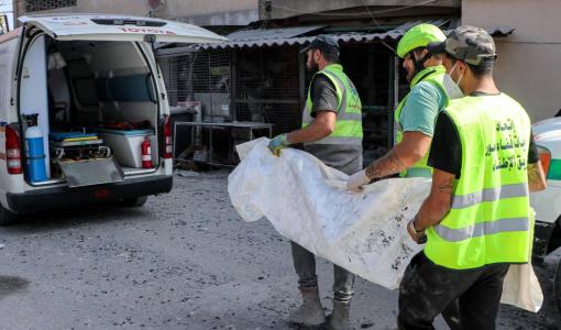 عناصر من الدفاع المدني ينقلون جثة مواطن استشهد في غارة إسرائيلية في قانا عناصر من الدفاع المدني ينقلون جثة مواطن استشهد في غارة إسرائيلية في قانا | المصدر: وكالة الأنباء الفرنسية