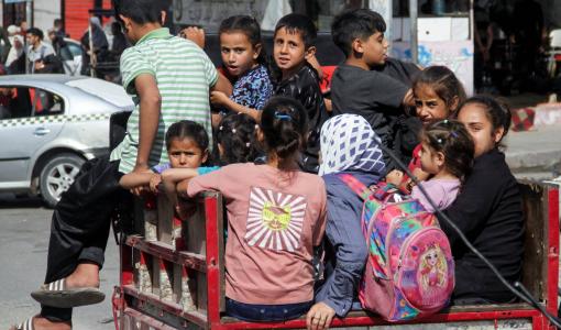 نازحون فلسطينيون خرجوا من جباليا نازحون فلسطينيون خرجوا من جباليا بعد أن دعا جيش الاحتلال الإسرائيلي السكان إلى الإخلاء | المصدر: رويترز