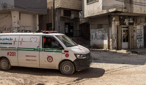 سيارة إسعاف تمر عبر طريق متضرر في مخيم جنين سيارة إسعاف تمر عبر طريق متضرر في مخيم جنين للاجئين في الضفة الغربية المحتلة 9/10/2024 | المصدر: وكالة الأنباء الفرنسية