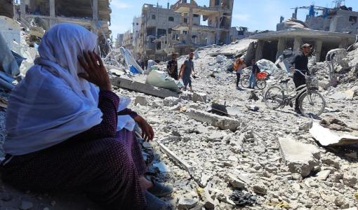 سيدة فلسطينية تجلس أمام الدمار الهائل الذي تسبب به الاحتلال في جباليا سيدة فلسطينية تجلس أمام الدمار الهائل الذي تسبب به الاحتلال في جباليا | المصدر: المركز الفلسطيني للإعلام