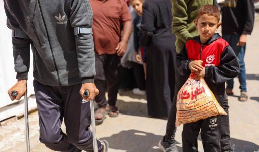 طفل فلسطيني يحمل خبزا في مدينة غزة طفل فلسطيني يحمل خبزا في مدينة غزة | المصدر: وكالة الأنباء الفرنسية