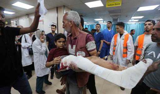 طفل فلسطيني مصاب في مستشفى شهداء الأقصى في دير البلح وسط قطاع غزة طفل فلسطيني مصاب في مستشفى شهداء الأقصى في دير البلح وسط قطاع غزة | المصدر: رويترز