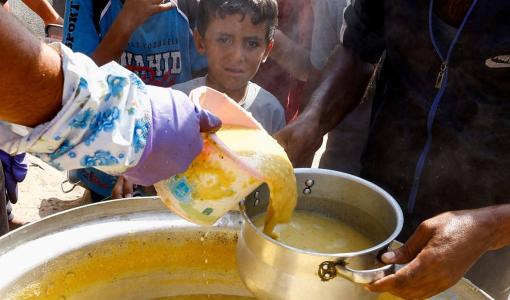 طفل فلسطيني ينتظر الحصول على وجبة غذاء في خانيونس جنوب غزة طفل فلسطيني ينتظر الحصول على وجبة غذاء في خانيونس جنوب غزة 16/10/2024 | المصدر: رويترز