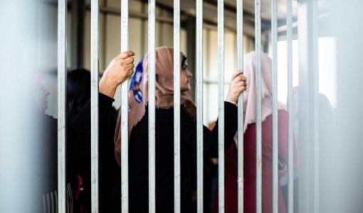 أسيرات فلسطينيات خلف قضبان في أحد سجون الاحتلال | المصدر: المركز الفلسطيني للإعلام أسيرات فلسطينيات خلف قضبان في أحد سجون الاحتلال | المصدر: المركز الفلسطيني للإعلام
