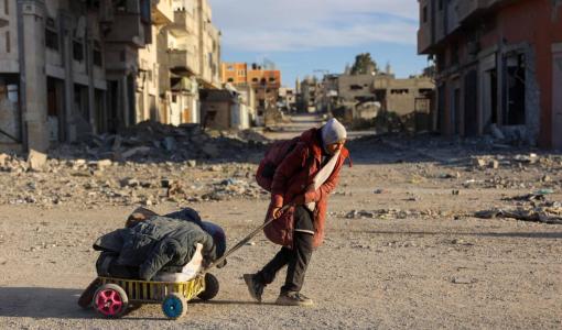 فلسطينية تحمل أمتعتها أثناء نزوحها قسرا من بيت لاهيا في شمال قطاع غزة 18/11/2024 | المصدر: وكالة الأنباء الفرنسية