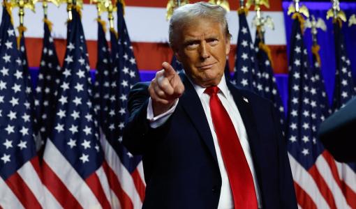 دونالد ترامب قبل إلقائه خطاب الفوز بالانتخابات الرئاسية في ولاية فلوريدا6/11/2024