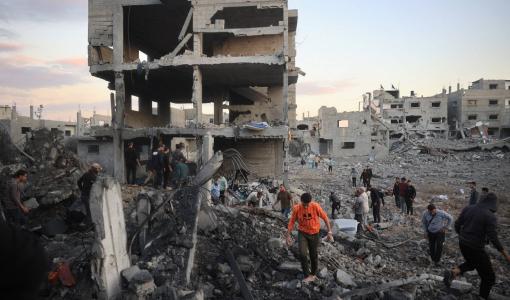 فلسطينيون يبحثون عن الشهداء والمصابين عقب غارة إسرائيلية وسط مدينة غزة | المصدر: وكالة الأنباء الفرنسية