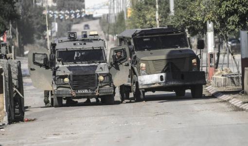 جرافات وآليات الاحتلال تغلق شوارع مدينة جنين خلال اقتحامها جرافات وآليات الاحتلال تغلق شوارع مدينة جنين خلال اقتحامها | المصدر: وكالة الأنباء الألمانية