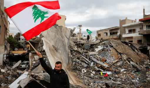 لبناني يلوح بعلم بلاده وسط أنقاض مبنى دمره العدوان الإسرائيلي في مدينة صور بعد سريان وقف إطلاق النار في لبنان لبناني يلوح بعلم بلاده وسط أنقاض مبنى دمره العدوان الإسرائيلي في مدينة صور بعد سريان وقف إطلاق النار في لبنان 27/11/2024 | المصدر: رويترز