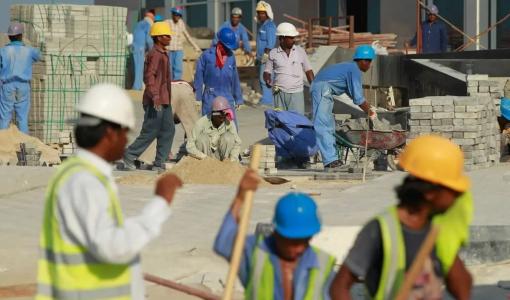 عمال وافدون يعملون في موقع تحت الإنشاء