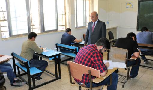 وزير التربية والتعليم د. عزمي محافظة يتفقد إحدى قاعات التوجيهي الامتحان التكميلي في دورة سابقة