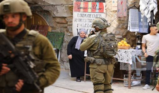 قوات الاحتلال خلال تأمينها مسيرة للمستوطنين في البلدة القديمة بالخليل قوات الاحتلال خلال تأمينها مسيرة للمستوطنين في البلدة القديمة بالخليل | المصدر: وكالة الأنباء الفلسطينية