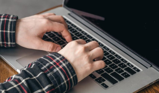 شخص يستخدم اللابتوب | المصدر: freepik