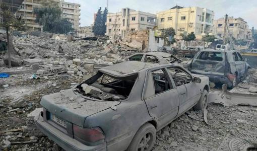 سيارات محترقة في مدينة صور الجنوبية بعد استهدافها بقصف إسرائيلي | المصدر: وكالة الأنباء الفرنسية