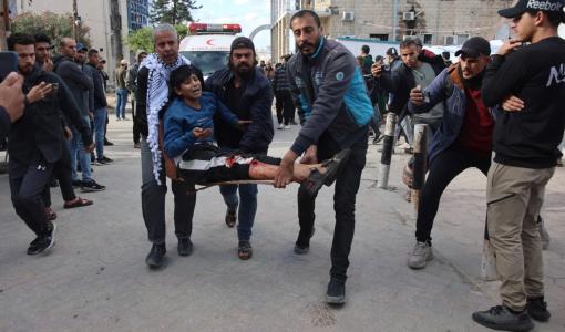 طفل مصاب إثر غارة جوية إسرائيلية على مدرسة تؤوي نازحين في غزة | المصدر: وكالة الأنباء الفرنسية