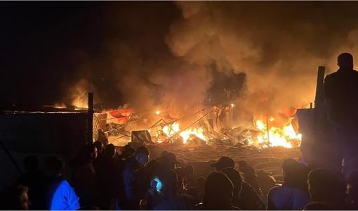 النيران تشتعل في مخيم للنازحين بعد استهدافه بغارة إسرائيلية في خانيونس  جنوب مدينة غزة النيران تشتعل في مخيم للنازحين بعد استهدافه بغارة إسرائيلية في خانيونس  جنوب مدينة غزة 5/12/2024