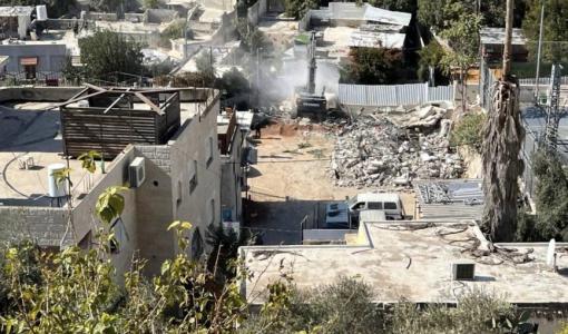 آليات الاحتلال تهدم 8 شقق سكنية في حي البستان، في بلدة سلوان جنوب المسجد الأقصى في القدس المحتلة 5/11/2024
