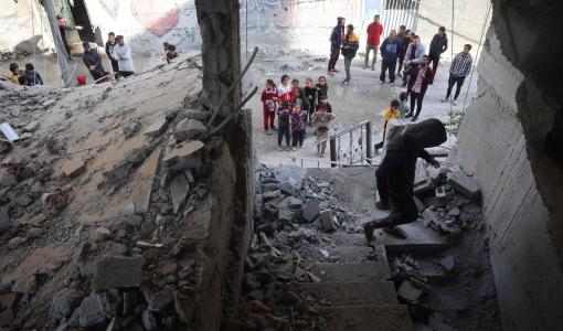 أنقاض مبنى دمرته غارات الاحتلال على قطاع غزة