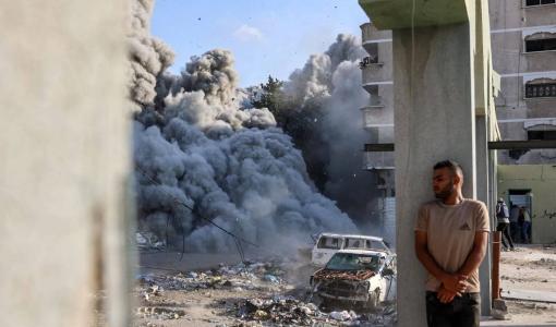 دخان وغبار خلال غارة شنها الاحتلال الإسرائيلي على مدرسة في غزة | المصدر: وكالة الأنباء الفرنسية