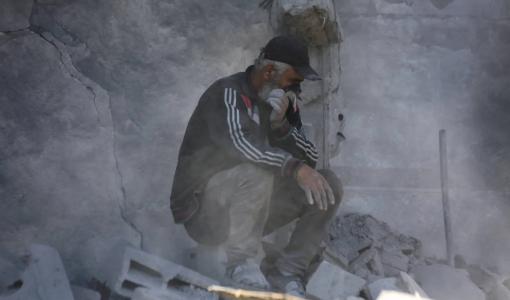 فلسطيني يبحث عن شهداء في موقع غارة جوية إسرائيلية على منزل في مدينة غزة 30/11/2024 | المصدر: رويترز