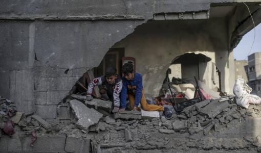 طفلان فلسطينيان فوق مبنى تضرر بغارة شنها الاحتلال على مخيم النصيرات وسط قطاع غزة طفلان فلسطينيان فوق مبنى تضرر بغارة شنها الاحتلال على مخيم النصيرات وسط قطاع غزة 7/12/2024 | المصدر: الوكالة الأوروبية للصور الصحفية