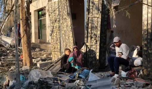فلسطينيون وسط الأنقاض أمام مبنى دمرته غارة جوية إسرائيلية في النصيرات وسط قطاع غزة فلسطينيون وسط الأنقاض أمام مبنى دمرته غارة جوية إسرائيلية في النصيرات وسط قطاع غزة | المصدر: وكالة الأنباء الفرنسية