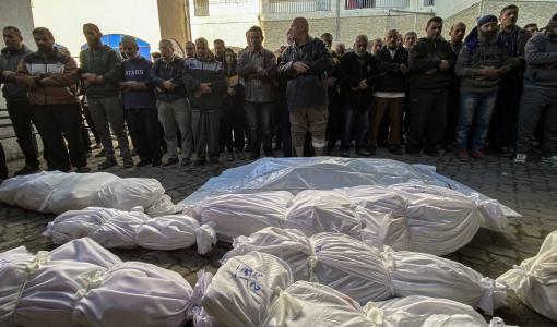 فلسطينيون يصلون على شهداء إثر قصف الاحتلال على مدينة غزة 17/12/2024 | المصدر: وكالة الأنباء الألمانية