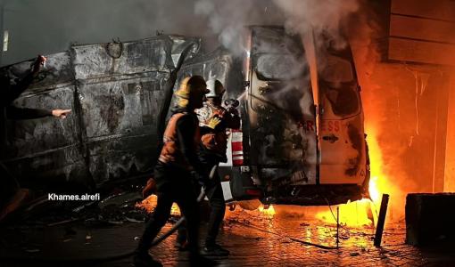 سيارة البث الفضائي التي استهدفها جيش الاحتلال أمام مستشفى العودة بمخيم النصيرات وسط قطاع غزة ما أسفر عن استشهاد 5 صحفيين 26/12/2024 | المصدر: منصة إكس