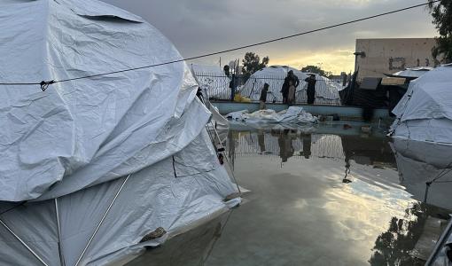 خيام النازحين في إحدى المناطق في غزة تغرق بمياه الأمطار 30/12/2024 | المصدر: وكالة الأناضول