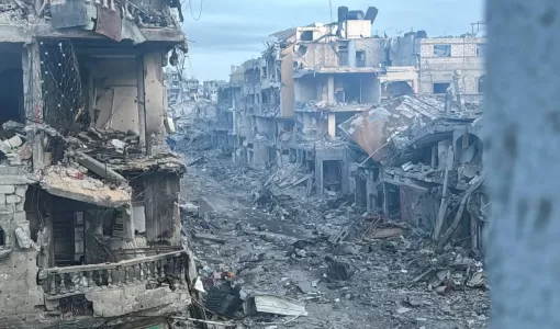 آثار الدمار في منازل فلسطينية جراء غارات إسرائيلية في بيت لاهيا شمال قطاع غزة | المصدر: رويترز