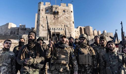 مقاتلون من المعارضة السورية أمام قلعة حلب التاريخية مقاتلون من المعارضة السورية أمام قلعة حلب التاريخية 30/11/2024 | المصدر: وكالة الأنباء الألمانية