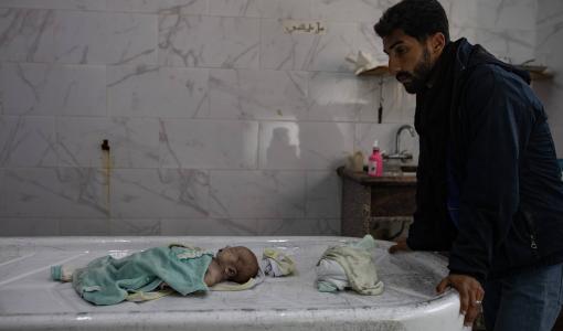 رضيع مات من البرد في غزة | المصدر: الوكالة الأوروبية للصور الصحفية