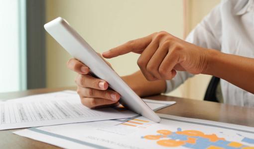 شخص يستخدم جهازا لوحيا | تعبيرية freepik