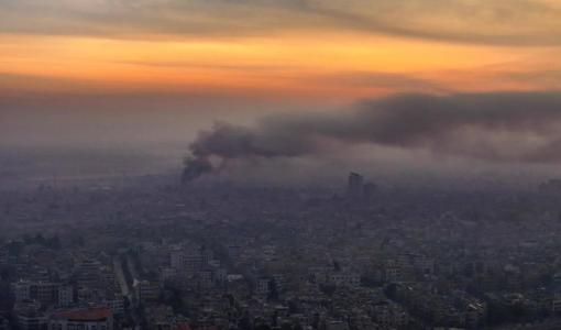 صورة جوية للدخان المتصاعد في سماء دمشق جراء الغارات الإسرائيلية صورة جوية للدخان المتصاعد في سماء دمشق جراء الغارات الإسرائيلية | المصدر: وكالة الأنباء الفرنسية