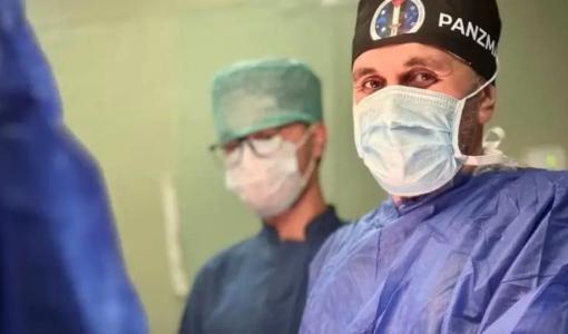 الطبيب عبد الله البلوي الطبيب عبد الله البلوي خلال أداء عمله