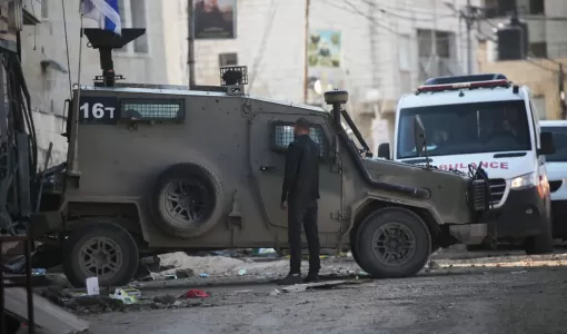 آلية عسكرية إسرائيلية في مخيم جنين بالضفة الغربية آلية عسكرية إسرائيلية في مخيم جنين بالضفة الغربية | المصدر: وكالة الأنباء الألمانية