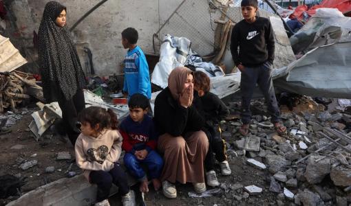 امرأة تبكي وسط دمار الذي خلفته غارة إسرائيلية على مدرسة تؤوي نازحين وسط غزة | المصدر: وكالة الأنباء الفرنسية