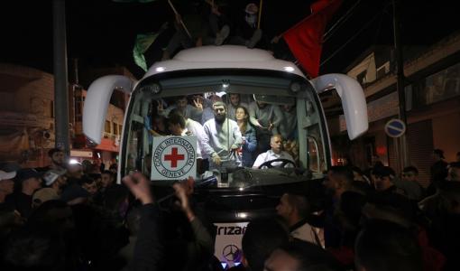 أسرى فلسطينيون من الضفة الغربية أفرج عنهم ضمن الدفعة الثالثة من صفقة التبادل مع حركة حماس في 26/11/2023 | المصدر: وكالة الأناضول