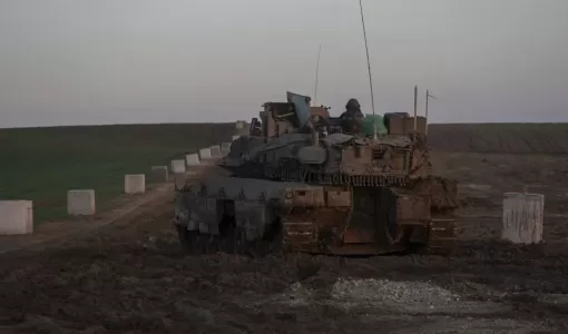 دبابة إسرائيلية قرب حدود غزة دبابة إسرائيلية قرب حدود غزة | المصدر: أسوشييتد برس