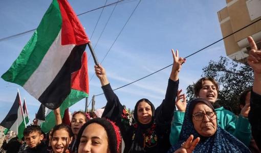 فلسطينيات يرفعن شارة النصر والعلم الفلسطيني بعد دخول اتفاق وقف إطلاق النار في غزة حيز التنفيذ 19/1/2025 | المصدر: منصة "إكس"