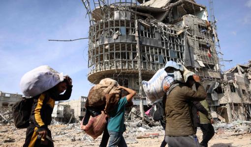 فلسطينيون نازحون أثناء عودتهم إلى وسط رفح في جنوب قطاع غزة بعد دخول اتفاق وقف النار حيز التنفيذ | المصدر: وكالة الأنباء الفرنسية