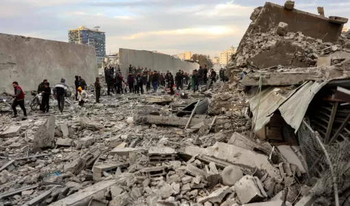 فلسطينيون يتفقدون أنقاض مبنى سكني دمره القصف الإسرائيلي في منطقة السرايا بمدينة غزة 4/1/2025 | المصدر: وكالة الأنباء الفرنسية