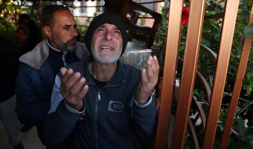 غزي يرفع يديه بالدعاء 5/1/2025 | المصدر: وكالة الأنباء الفرنسية