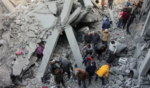 غزيون خلال محاولة انتشال الشهداء والحرجى بعد قصف الاحتلال مبنى وسط قطاع غزة | المصدر: وكالة الأنباء الفرنسية