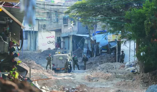 جنود الاحتلال يقفون قرب سيارتهم في أثناء تنفيذهم غارة على طولكرم بالضفة الغربية جنود الاحتلال يقفون قرب سيارتهم في أثناء تنفيذهم غارة على طولكرم بالضفة الغربية 28/1/2025 | المصدر: وكالة الأنباء الفرنسية