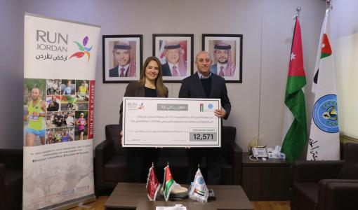 لينا الكرد تسلم حسين الشبلي تبرعات لغزة 13/1/2025 | المصدر: Run Jordan