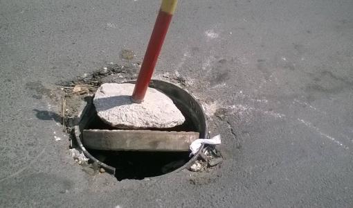 منهل دون غطاء في أحد شوارع عمان