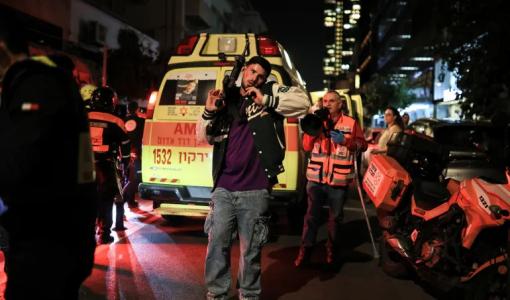 مسعفون وعناصر من شرطة الاحتلال في موقع عملية الطعن في تل أبيب مسعفون وعناصر من شرطة الاحتلال في موقع عملية الطعن في تل أبيب 21/1/2025 | المصدر: رويترز