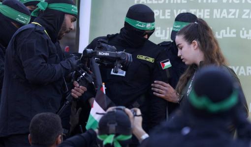 مقاتلو القسام يرافقون الأسيرة الإسرائيلية أغام بيرغر 30/1/2025 | المصدر: رويترز