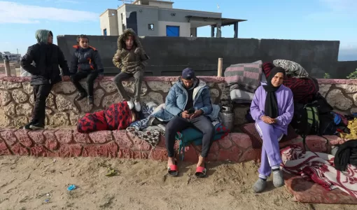 نازحون فلسطينيون بانتظار العودة إلى منازلهم في شمال قطاع غزة | المصدر: رويترز